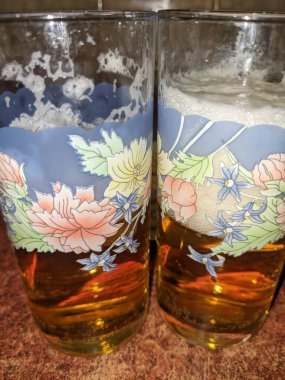 Bir bardak su, bir mum ve bir şişe şarap.