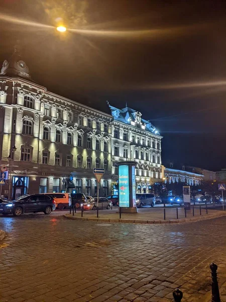 乌克兰利沃夫市的夜景 — 图库照片