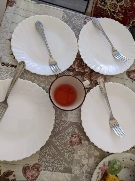 Une Assiette Vin Blanc Avec Couteau Verre Roses Rouges — Photo