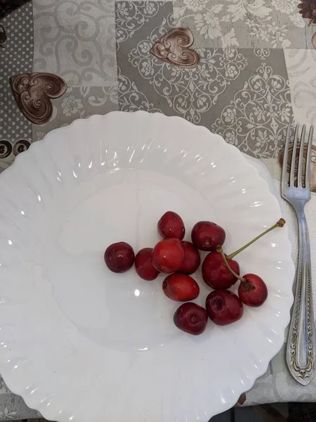 白いテーブルクロスの上に新鮮な果物や果実のプレートがあります — ストック写真