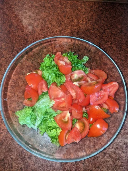 Salade Met Rode Groene Tomaten Een Bord — Stockfoto
