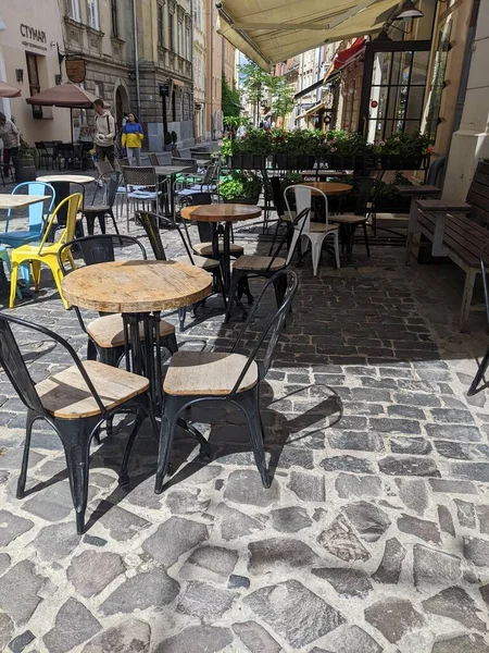 Tische Und Stühle Auf Der Straße — Stockfoto