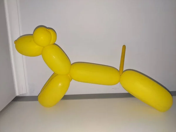 Gelb Weiße Babypuppe Mit Einem Spielzeug Auf Hellem Hintergrund — Stockfoto