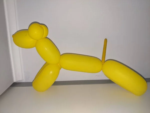 Boneca Bebê Amarelo Branco Com Brinquedo Fundo Leve — Fotografia de Stock