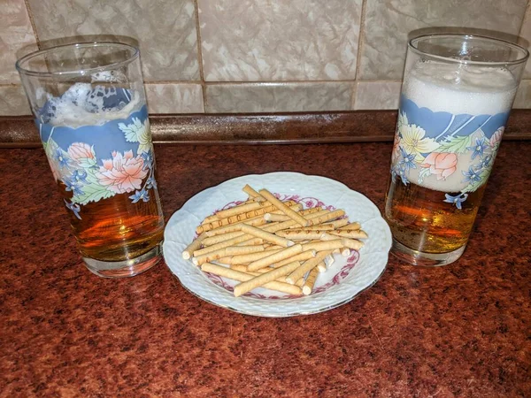 Bicchiere Birra Una Tazza Tavolo Legno — Foto Stock