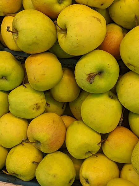 Świeże Dojrzałe Żółte Jabłka Rynku — Zdjęcie stockowe