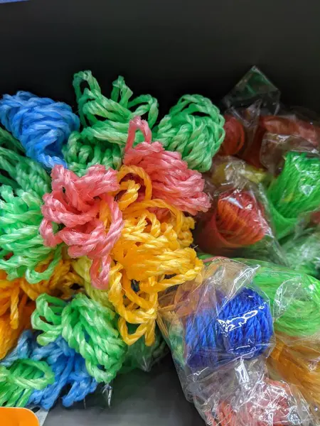 五颜六色的塑料袋在市场上出售 — 图库照片