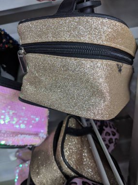 Güzel bir el yapımı elbisenin kapağını kapat.