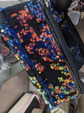 Renkli el yapımı kumaş, güzel bir elbise deseni var.