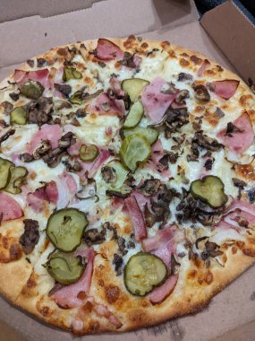 Jambonlu, peynirli ve mantarlı pizza.