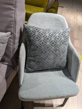 Güzel döşenmiş mobilyalar, kanepeler ve koltuklar..