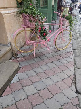 Şehirde eski bir bisiklet.