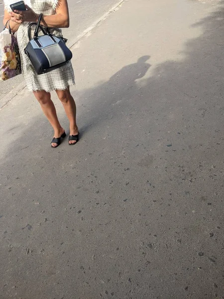 Woman Backpack Walking Street — Stock Photo, Image