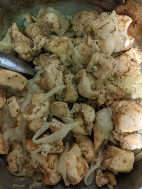 Otlu ve sebzeli ızgara tavuk.