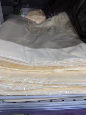 Beyaz arkaplanlı plastik bir çantanın yakın plan fotoğrafı.