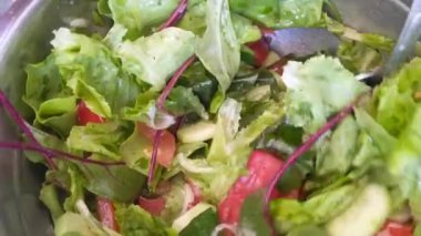 Salatalık, salatalık, domates ve soğan hazırlığı..