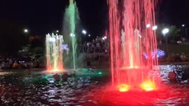 Gece şehrinde güzel bir çeşme