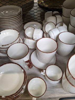 Kil dükkanında bir sürü farklı yemek var.