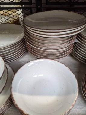 Masada boş beyaz seramik tabaklar