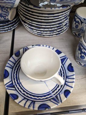 Masada boş beyaz seramik tabak