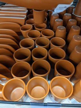 Piyasada satılık kil kaplar