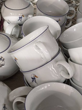 Restoranda satılık seramik tabaklar