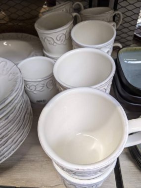 Mutfakta seramik tabaklar