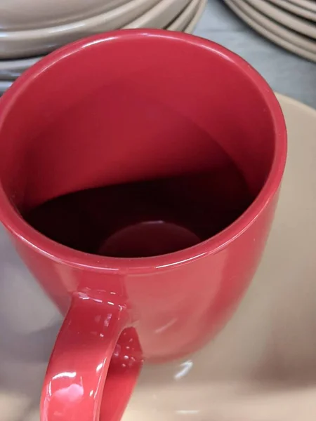 Rode Koffiekopje Tafel — Stockfoto
