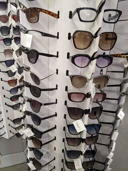 Mağazada Gözlük Güneş Gözlüğü — Stok fotoğraf