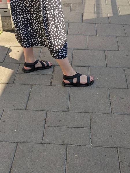 Frau Läuft Auf Der Straße — Stockfoto