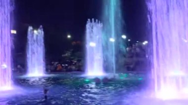 Gece şehrinde fantastik bir çeşme