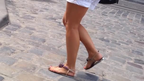 Tanned Legs Girl White Shorts Beautiful Flip Flops Walking Street — Vídeos de Stock