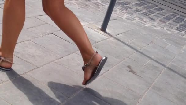 Tanned Legs Girl White Shorts Beautiful Flip Flops Walking Street — Stok video
