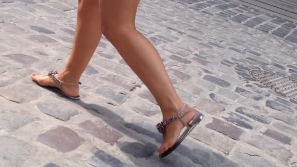 Tanned Legs Girl White Shorts Beautiful Flip Flops Walking Street — Stockvideo