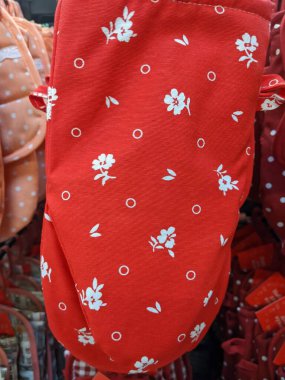 Kırmızı ve beyaz gömlekler dükkanda.