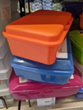 Süpermarkette satılık plastik kaplar.