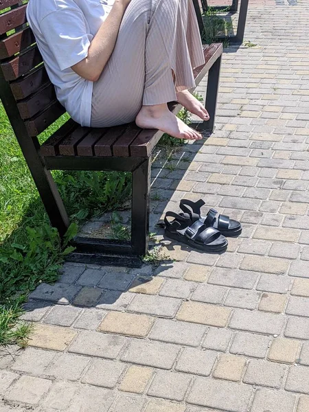 Woman Sitting Bench Floor — 스톡 사진