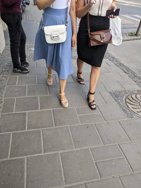 Mujer Joven Con Mochila Caminando Por Calle — Foto de Stock