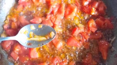 Sıcak çorba tabakta.