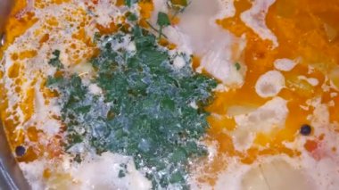 Sıcak çorba tabakta.