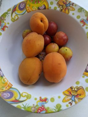 Taze ve lezzetli şeftaliler