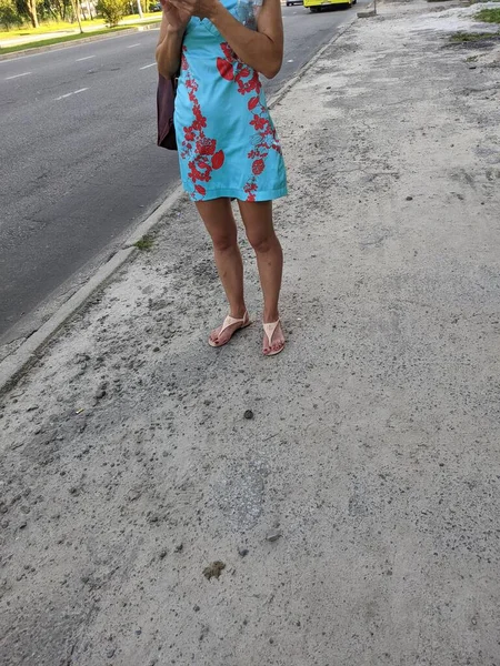 Girl Walks Road Beautiful Woman Dress Sandals Park — Stock Photo, Image