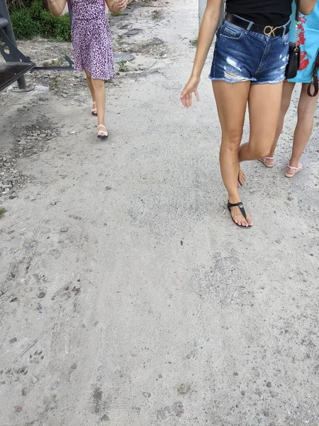 Girl Walks Road Beautiful Woman Dress Sandals Park — 스톡 사진