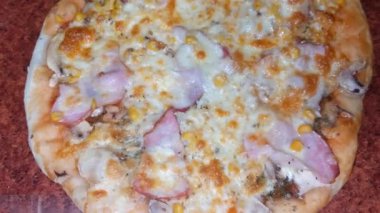 Peynirli ve mantarlı pizza.