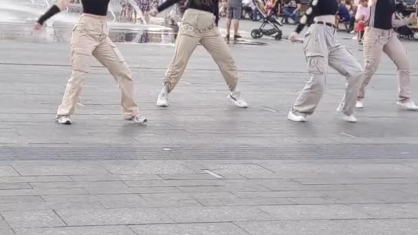 Девушки Танцуют Хип Хоп Улице — стоковое видео