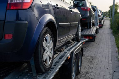 Sınırda trafik sıkışıklığı, silah arabasında bir sürü araba.