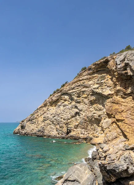 Temiz Deniz Suyu Akdeniz Kıyısında Taşlar Kayanın Üzerindeki Dalgaların Sesi — Stok fotoğraf