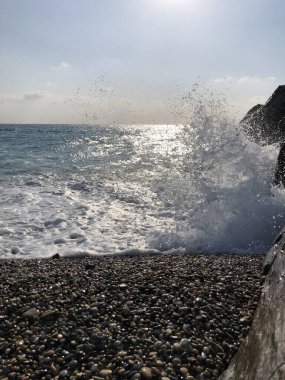 Denizin küçük bir sahili.