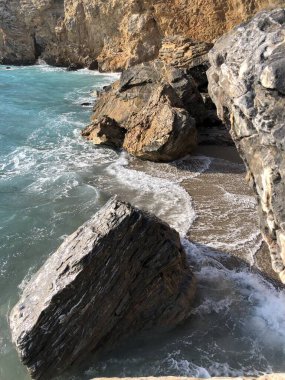 Dalgalar çökmesini kayalık bir sahilde