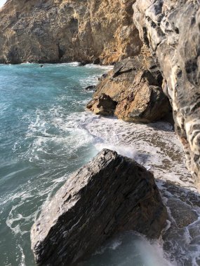 Temiz deniz suyu. Akdeniz 'in kıyısında. Taşlar. Kayanın üzerindeki dalgaların sesi. 